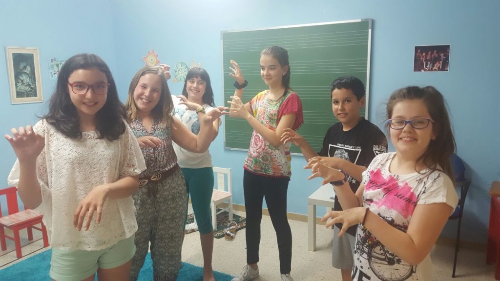 Niños con globos jugando en aula de clases