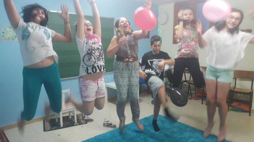 Niños con globos jugando en aula de clases