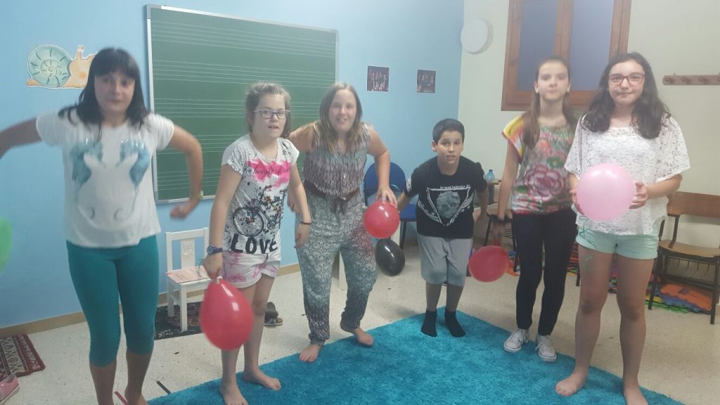 Niños con globos jugando en aula de clases