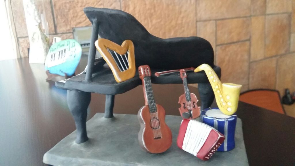 Instrumentos en miniatura hecha en manualidades