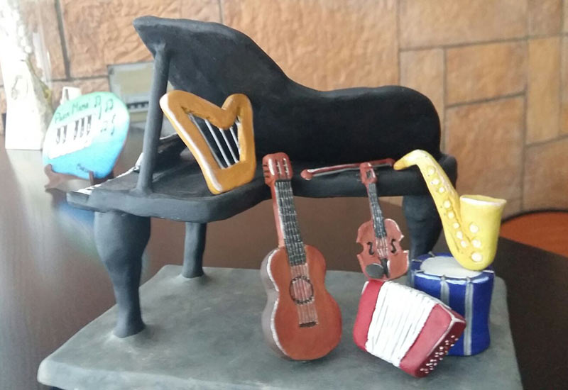 Instrumentos en miniatura hecha en manualidades