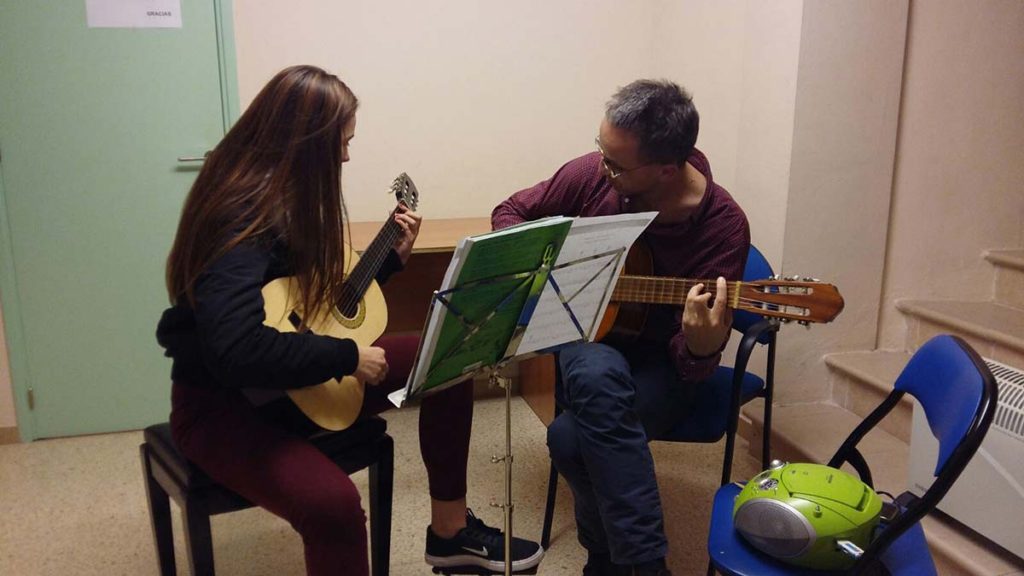 Alumna y profesor en Clases de Guitarra