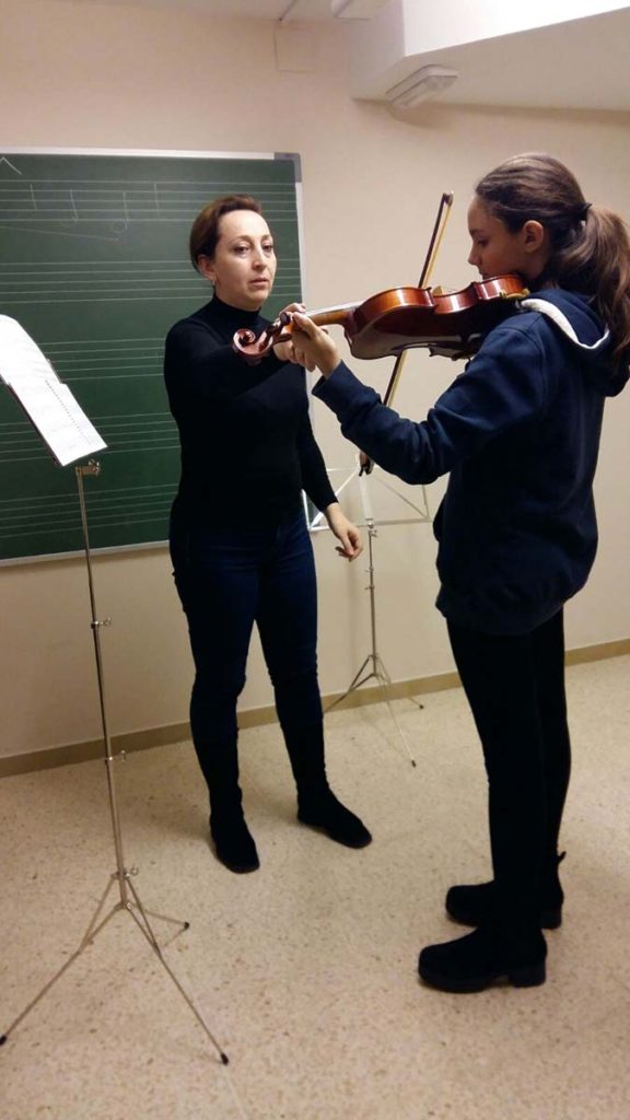 Profesora y alumna en clase de violín