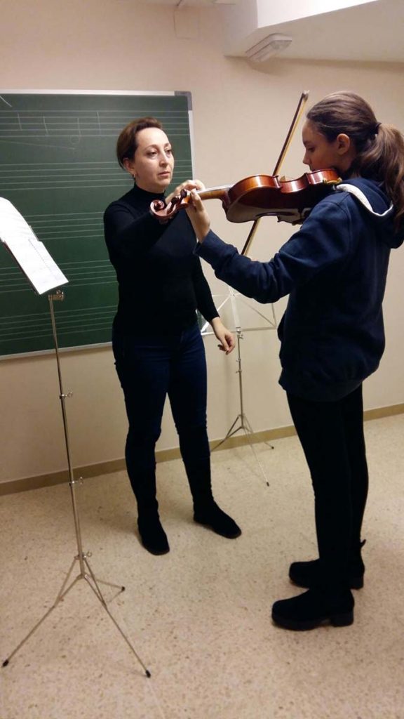 Alumna y profesora en clase de violín