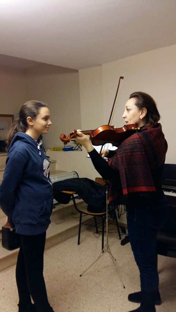 Alumna y profesora en clase de violin