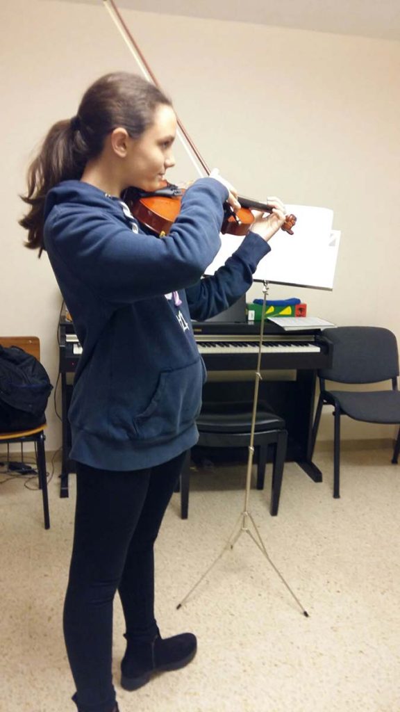 Alumna en clase de violín