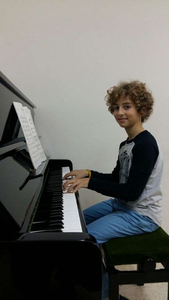 Niño tocando el piano