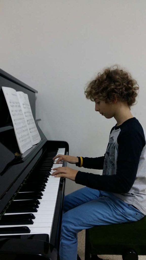 Niño tocando el piano