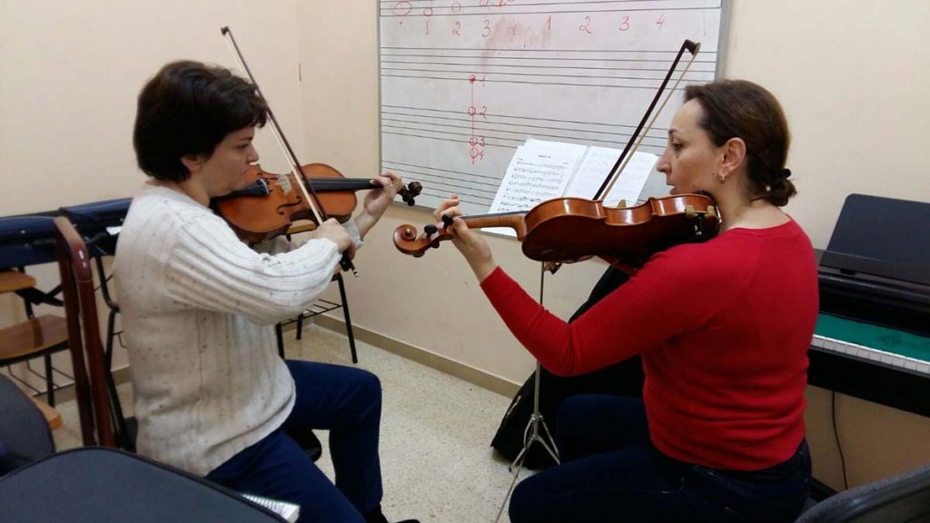 Profesora y alumna en clase de violín