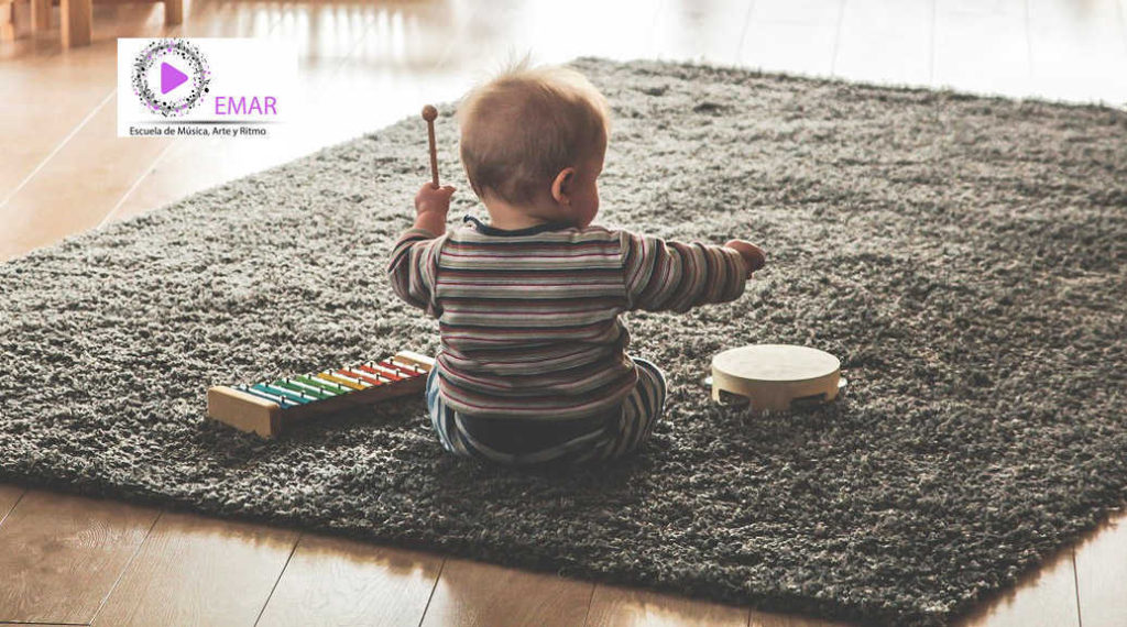 bebé tocando un tambor en curco de la estimulación musical para bebés