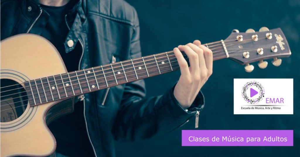 Hombre tocando la guitarra en Clases de Música para Adultos