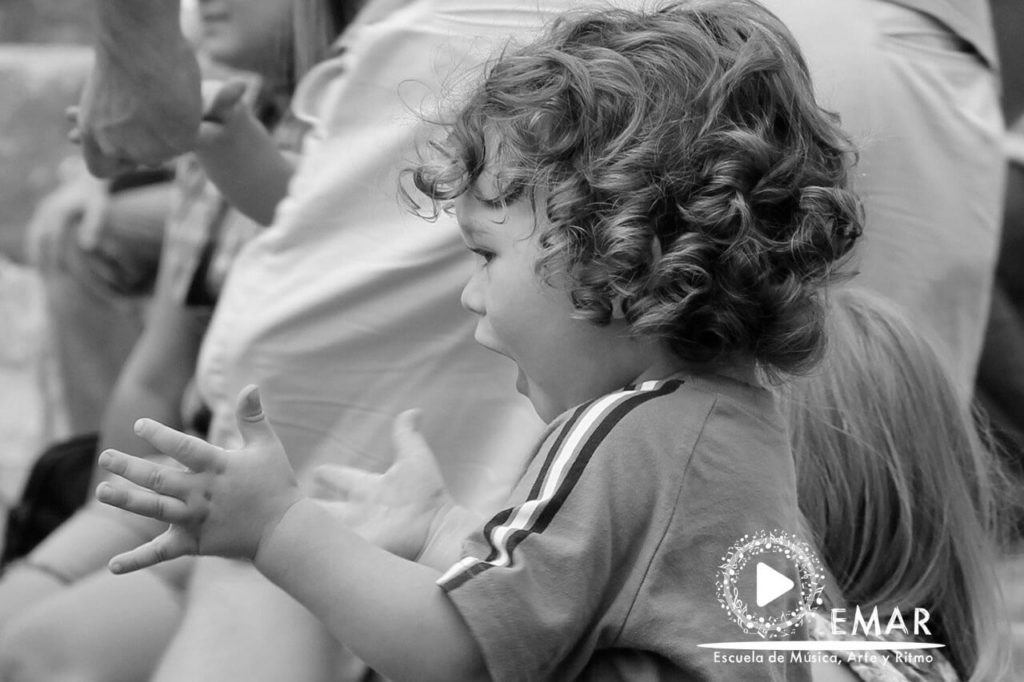 Niño pequeño participando en clase de estimulación musical