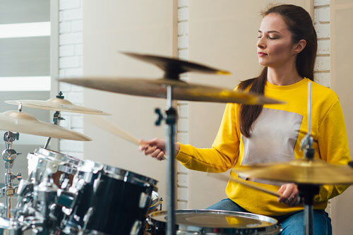 Mujer joven tocando la batería