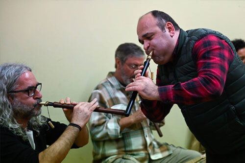 Hombres tocando el duduk