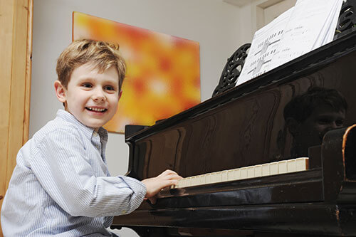 Niño pequeño tocando el piano