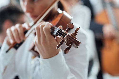 Chica joven tocando el violín