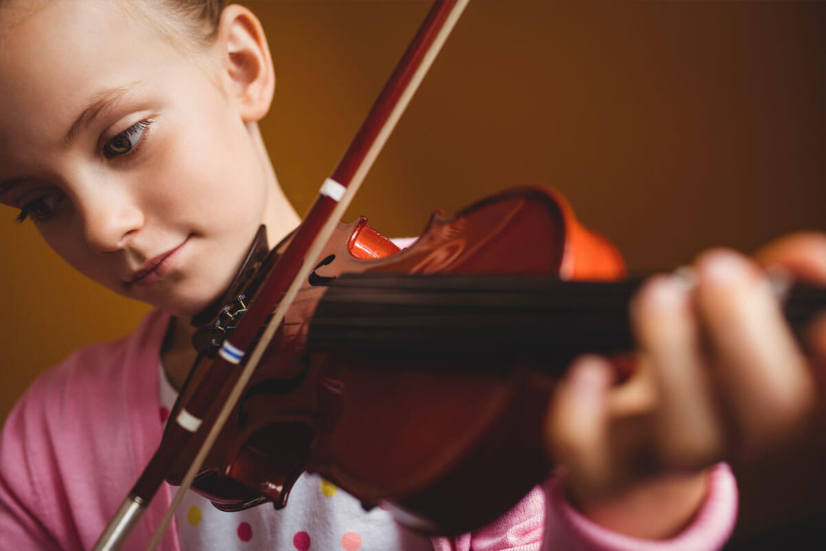 Niña tocando el violín