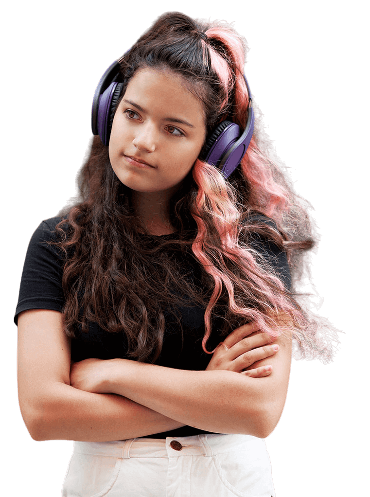 Chica joven escuchando música con cascos