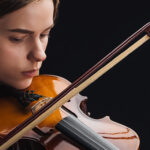 mujer joven tocando el violín