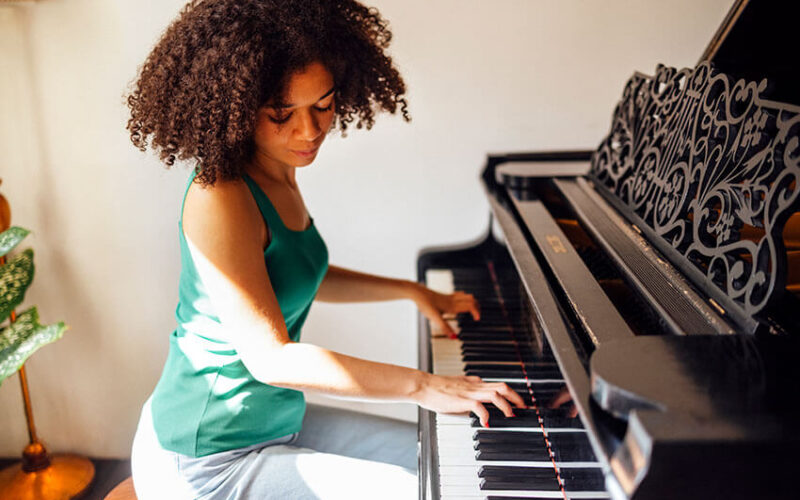 Chica joven tocando el piano