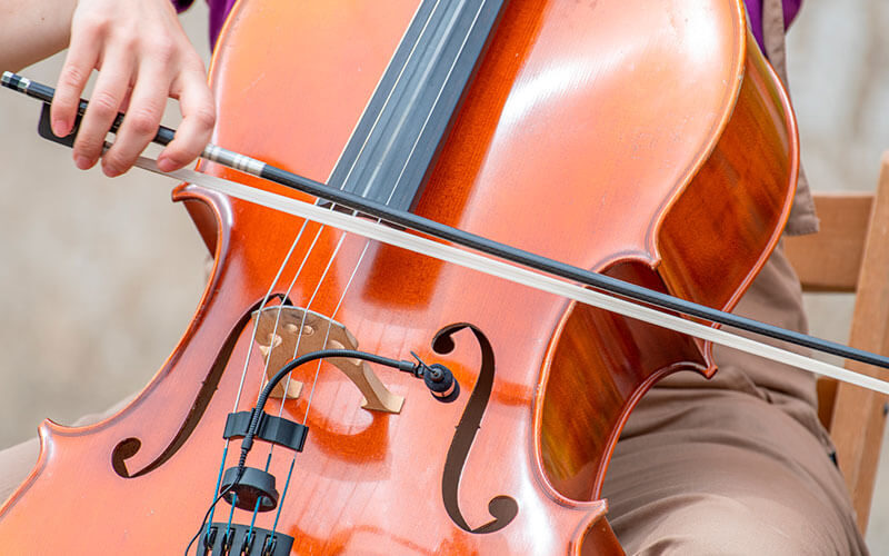 Primer plano de manos femeninas tocando el violonchelo